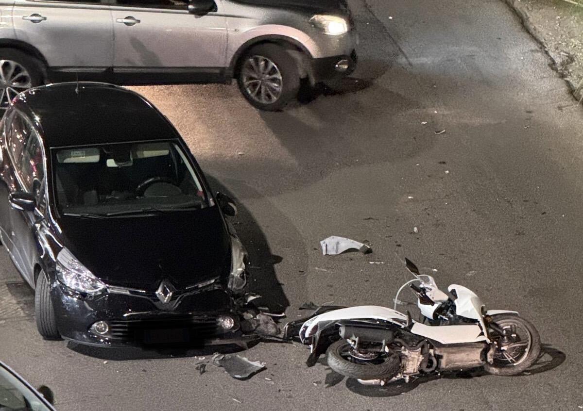 Violento impatto auto-ciclomotore in viale Indipendenza - 