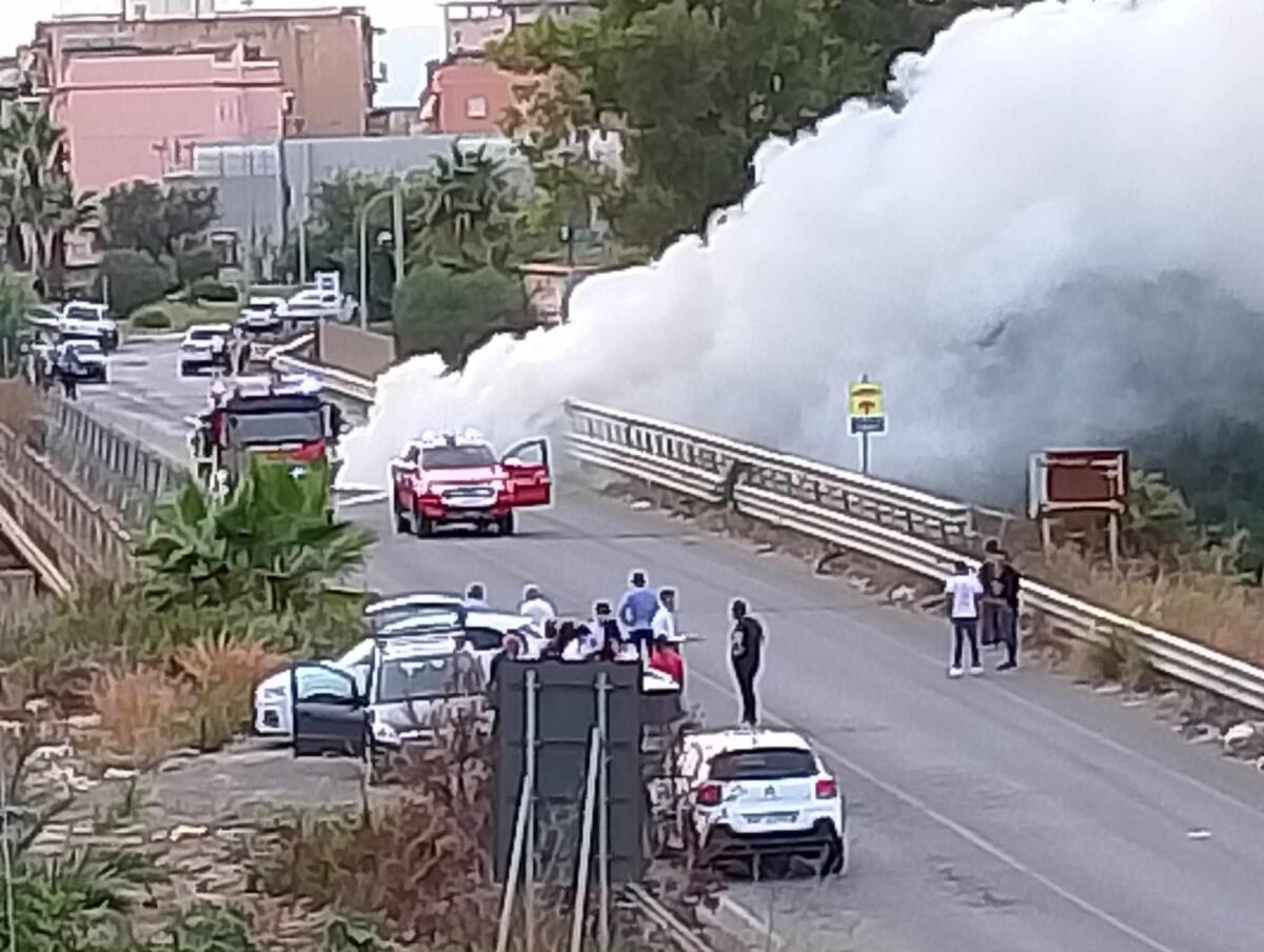 Auto in fiamme sulla Gela- Vittoria - 