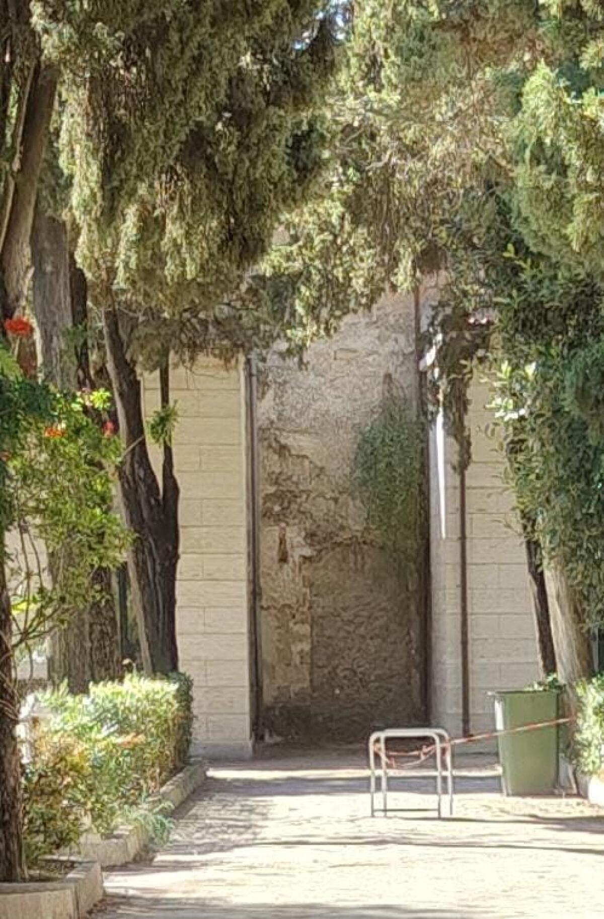 Va al cimitero, cade per la pavimentazione sconnessa e finisce in ospedale -