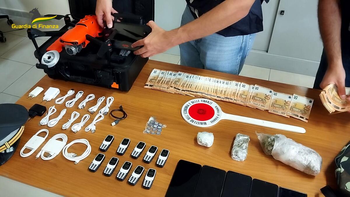 Droga e telefonini in carcere col drone, due arresti - 