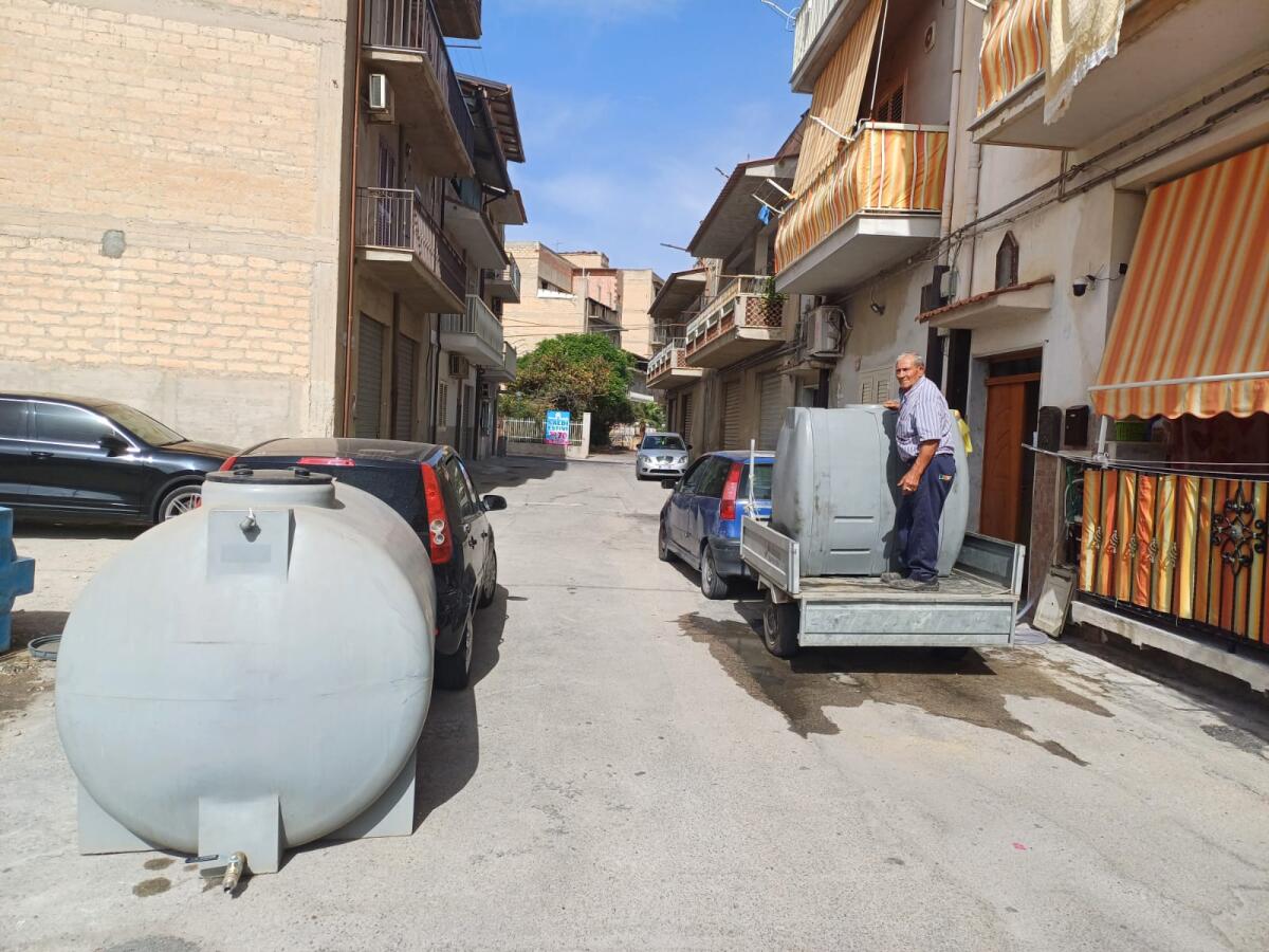 Vigilia della Festa con parte della città a secco e in via Fibonacci il dramma continua - 