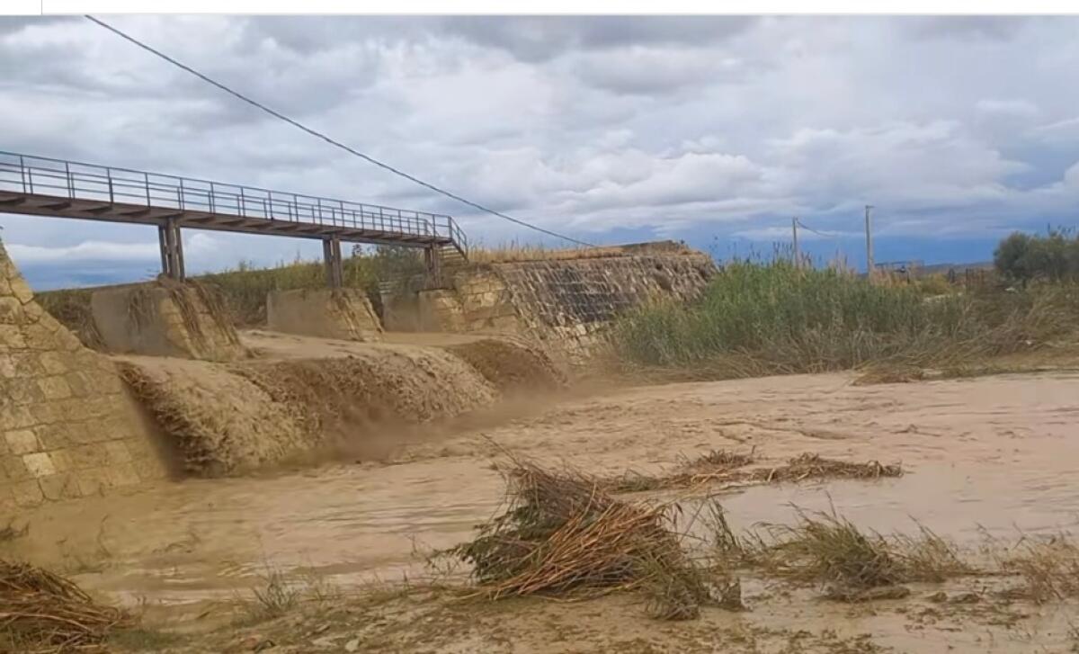 Acqua piovana nelle dighe sversata oggi a mare. Giudice parla di desertificazione non climatica ma politica -
