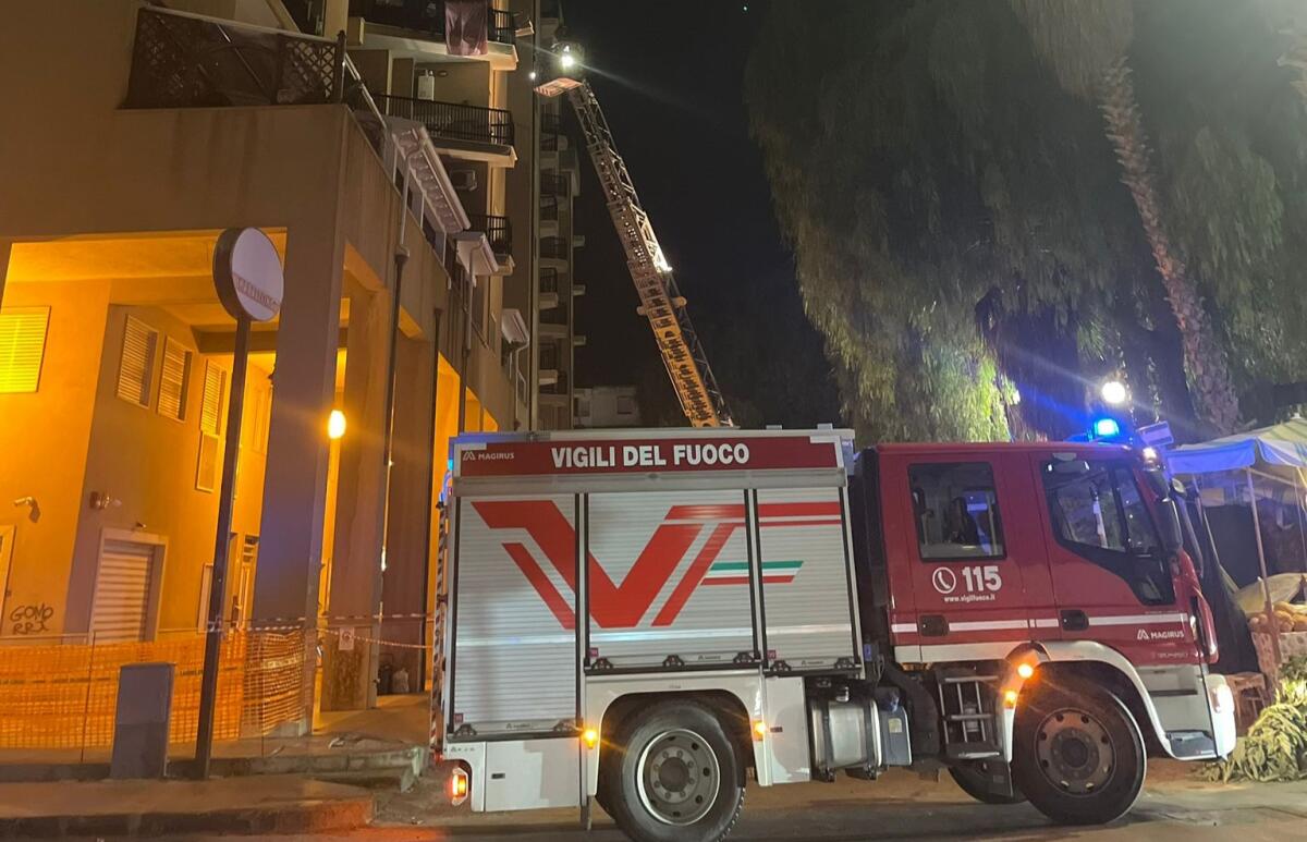 Allarme in via Ruggero Settimo per caduta calcinacci - 