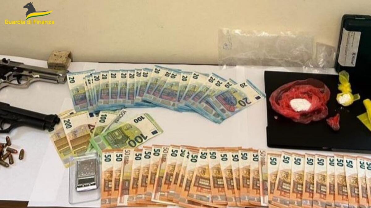 Blitz ad Albani Roccella. Arrestato un pusher, sequestrata cocaina. Trovata anche un&#8217;arma giocattolo modificata - 