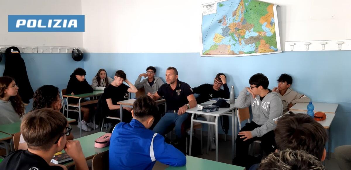 Un poliziotto tra i banchi -