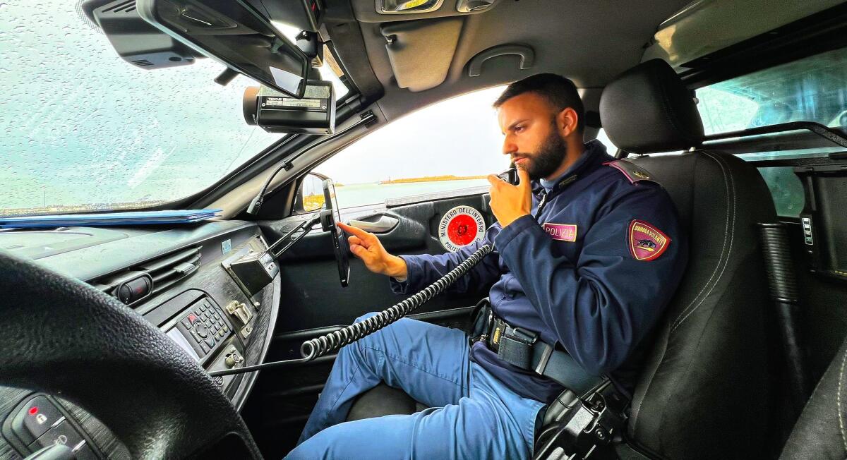 Fuggono all&#8217;alt della polizia. Preso uno degli occupanti: è un minore - 