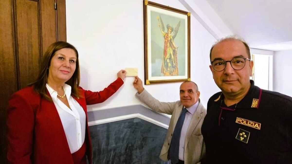 Donato alla Questura il quadro del patrono della Polizia - 