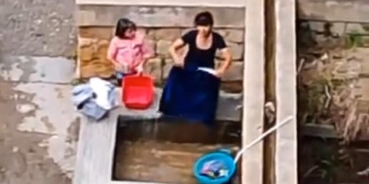 Niente acqua e la nonna lava alla fontana -