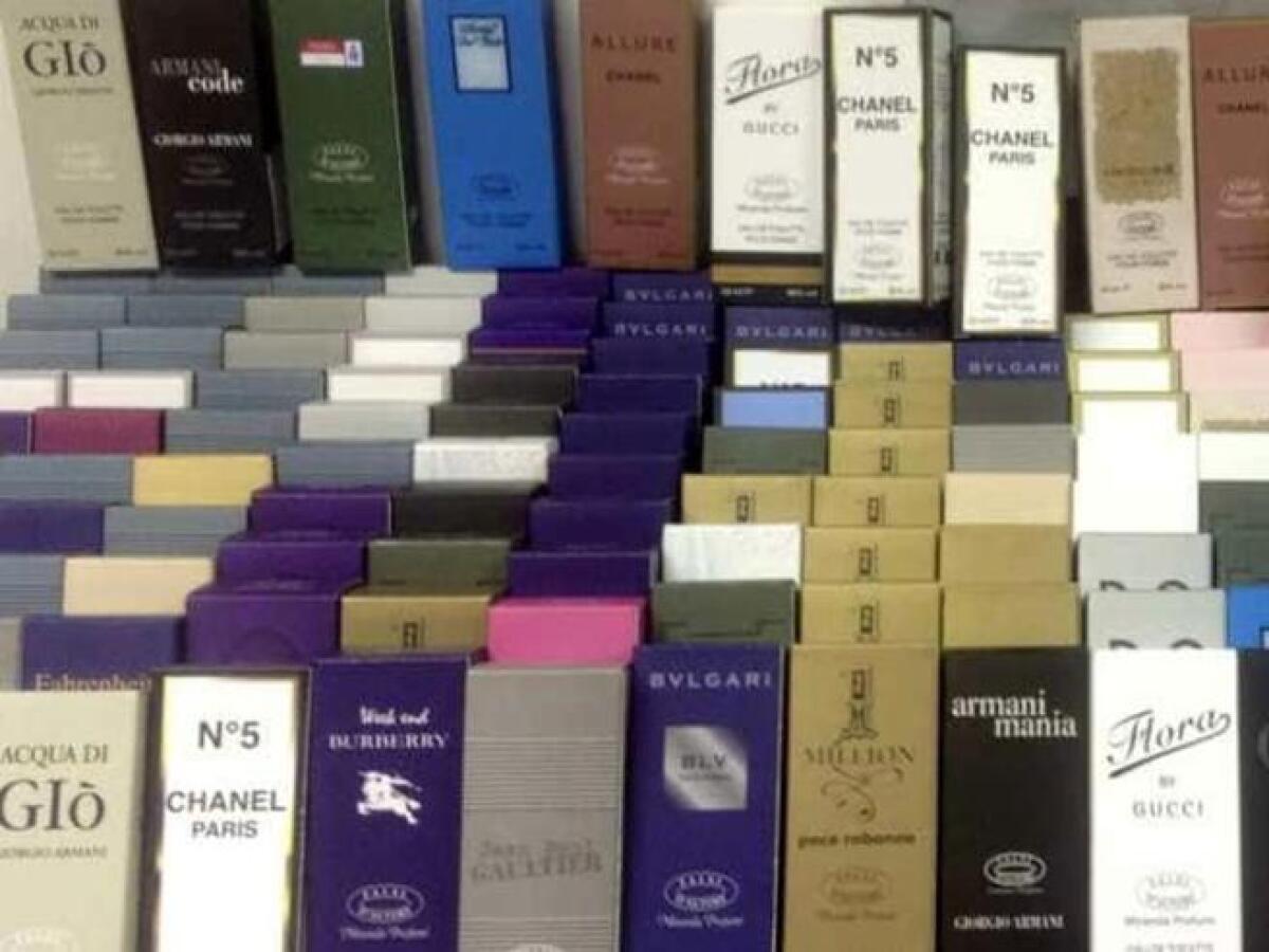 Vendevano profumi di marche contraffatte: denunciati - 