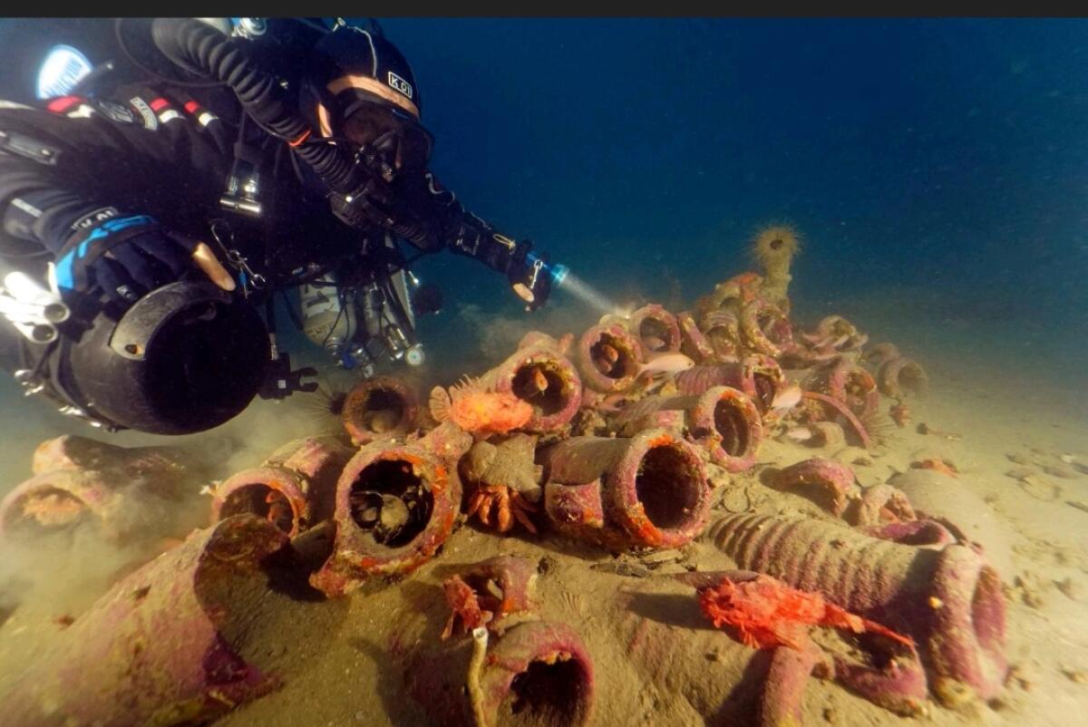 Ritrovate in mare quaranta anfore antiche e rare -