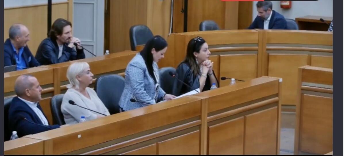 Respinta la mozione di FdI di esporre in aula consiliare il crocifisso -