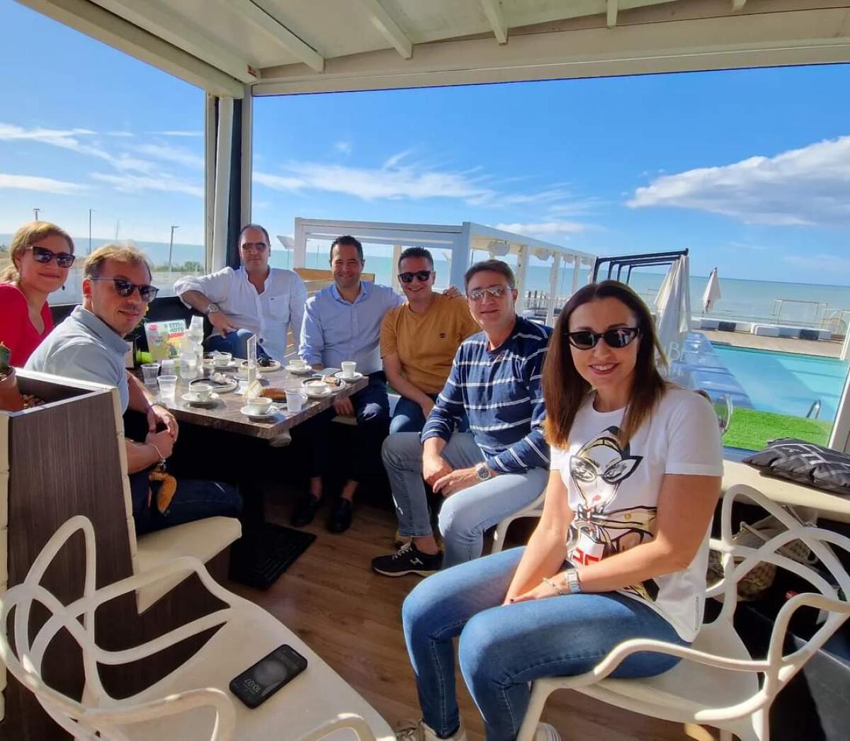 Colazione politica con vista mare per il sindaco e il suo gruppo -