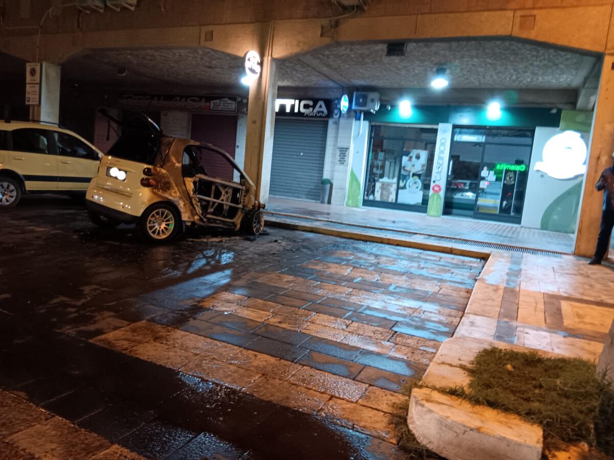 Auto in fiamme in corso Aldisio - 