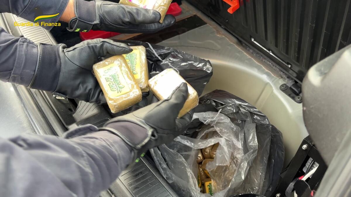 Operazione “Take Away”: la Gdf sequestra 40 kg di hashish, un uomo arrestato e uno denunciato - 