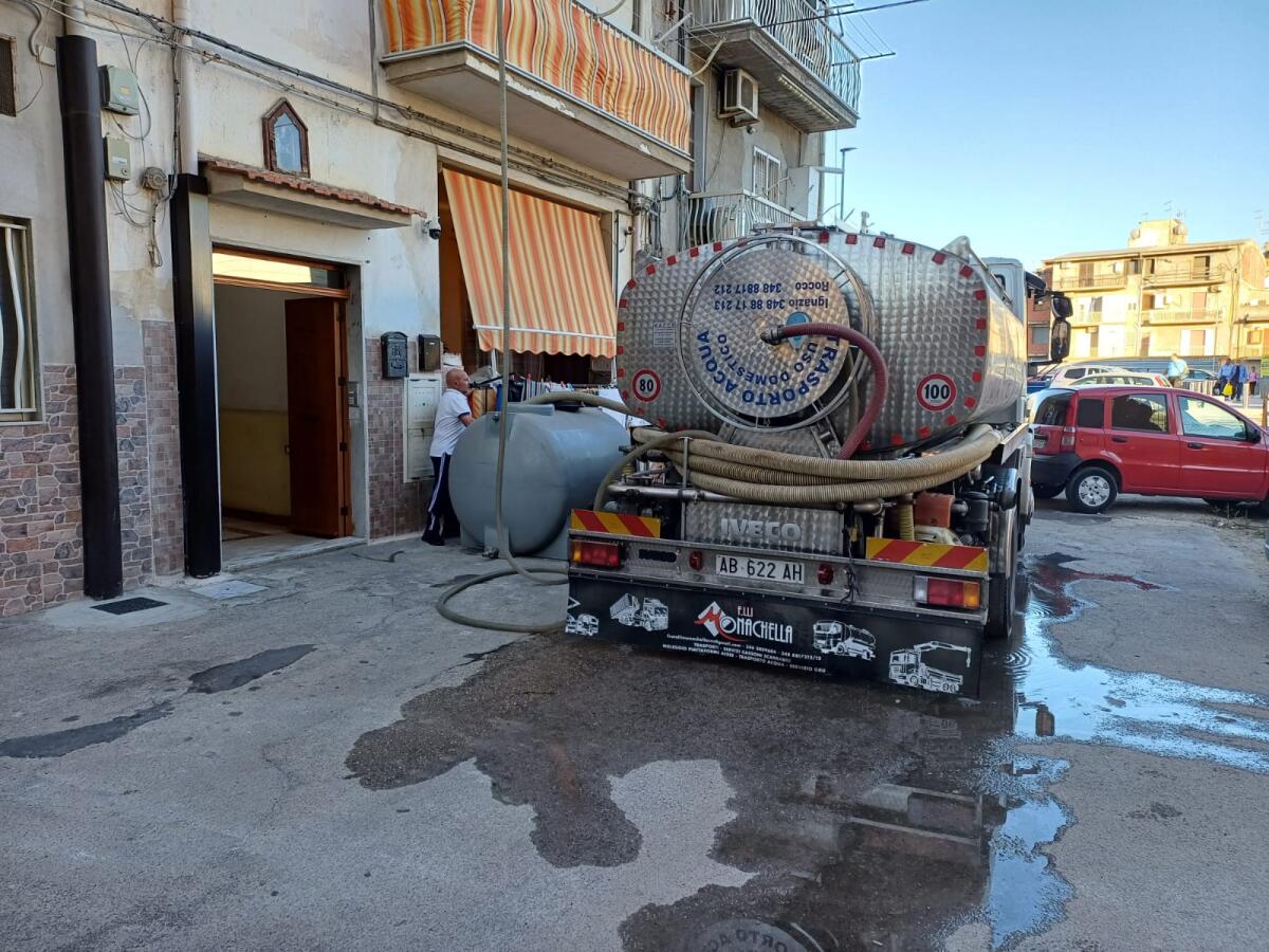 Il calvario estivo dei residenti e dei commercianti di via Paci che ora preparano un esposto -