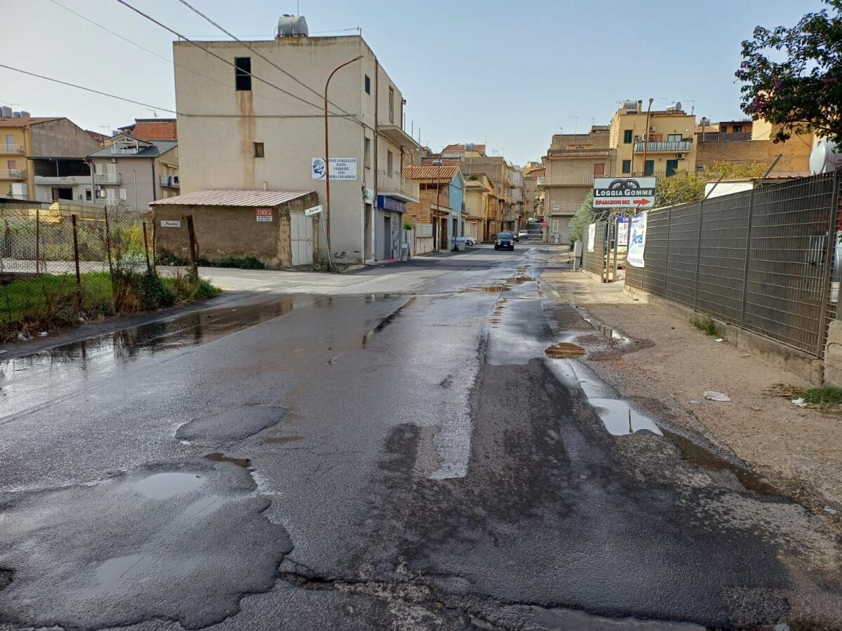 Tre mesi a secco e ora la beffa dell’acqua per strada in via Paci -