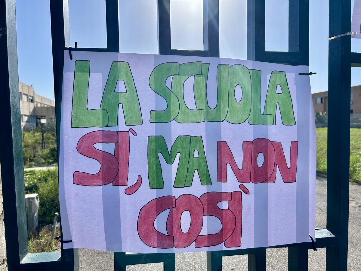 Aule che mancano e disagi: protestano gli alunni dello “Sturzo” -