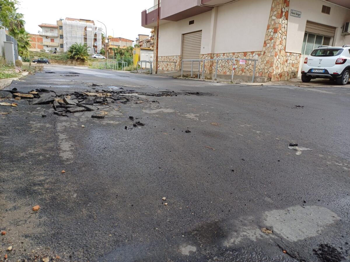 Salta dopo la pioggia un tratto di asfalto in via Paci -