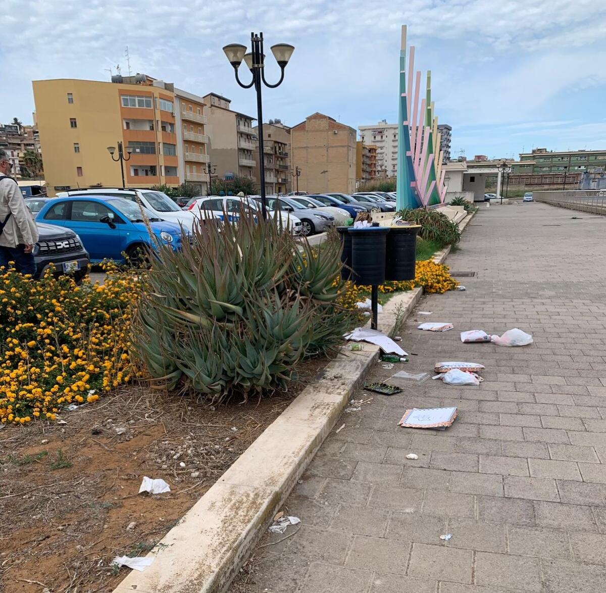 Ordinanza del sindaco contro i rifiuti alimentari abbandonati nel piazzale del Palazzo di Giustizia - 