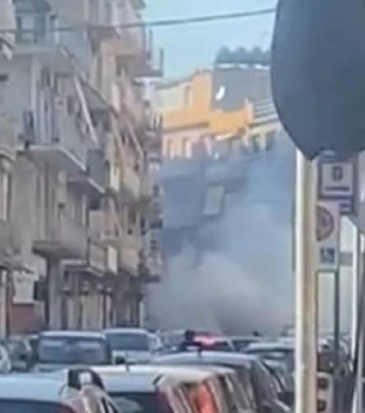 Auto in fiamme in via Crispi,coppia salvata da un giovane - 