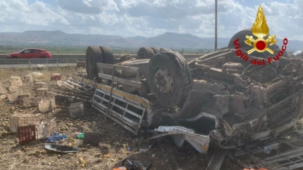 Camion fuori strada, il conducente non ce l’ha fatta -