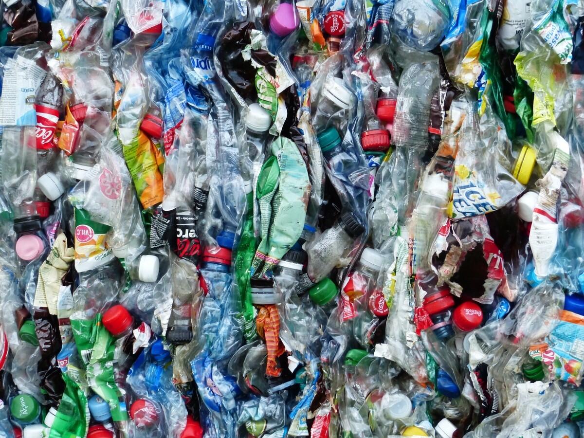 VII edizione dell’EcoForum Regionale sui Rifiuti e l’Economia Circolare - Free pile of plastic bottles image, public domain environment CC0 photo.