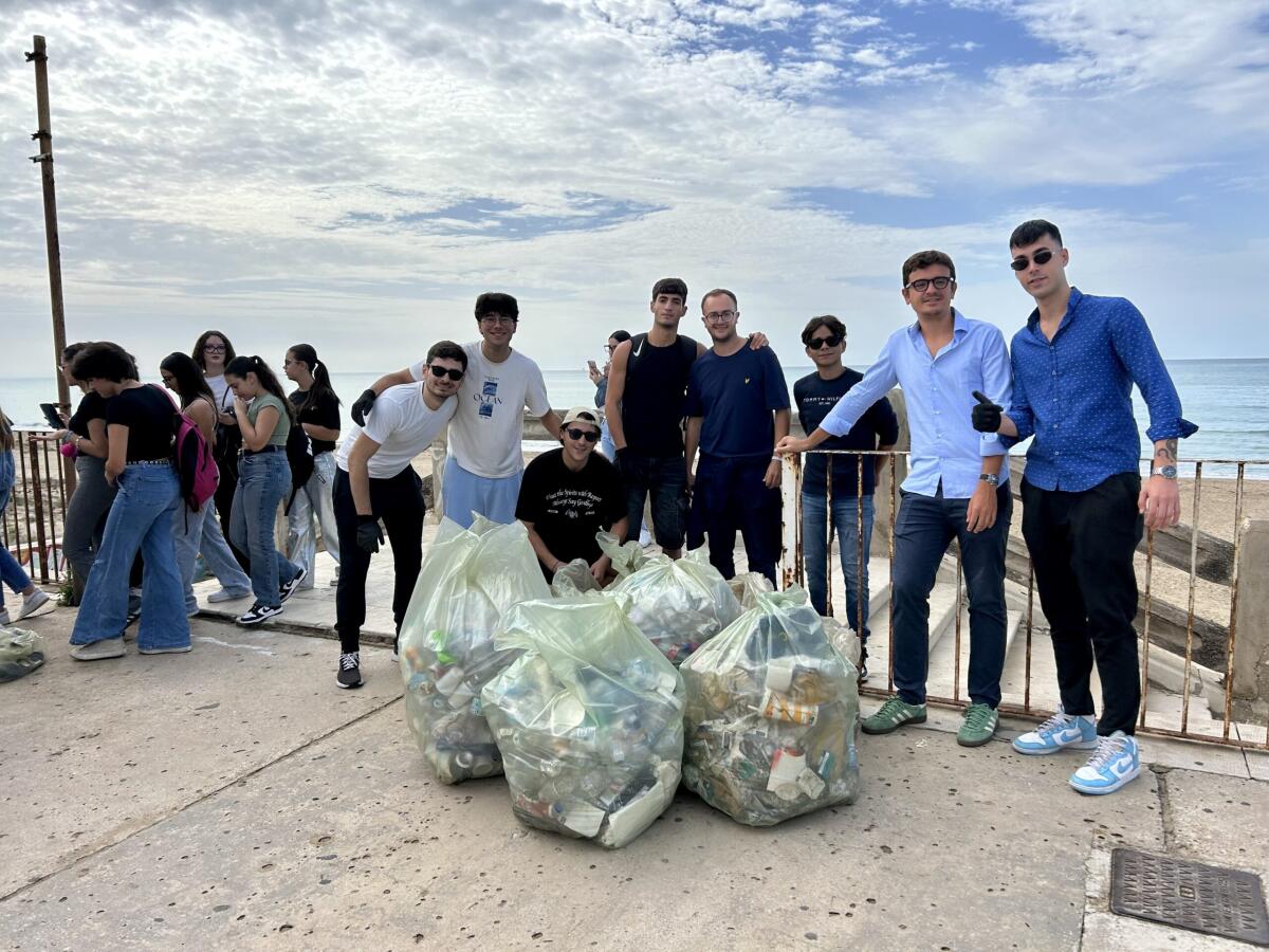 Pulizia del playground a cura del Leo club e degli studenti del Liceo classico -
