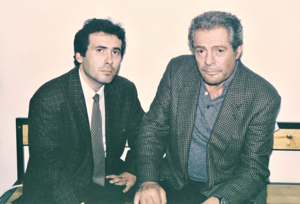 Marcello Mastroianni e Gianni Virgadaula al Tribunale di Roma durante una pausa set della serie Rai “A che punto è la notte?”