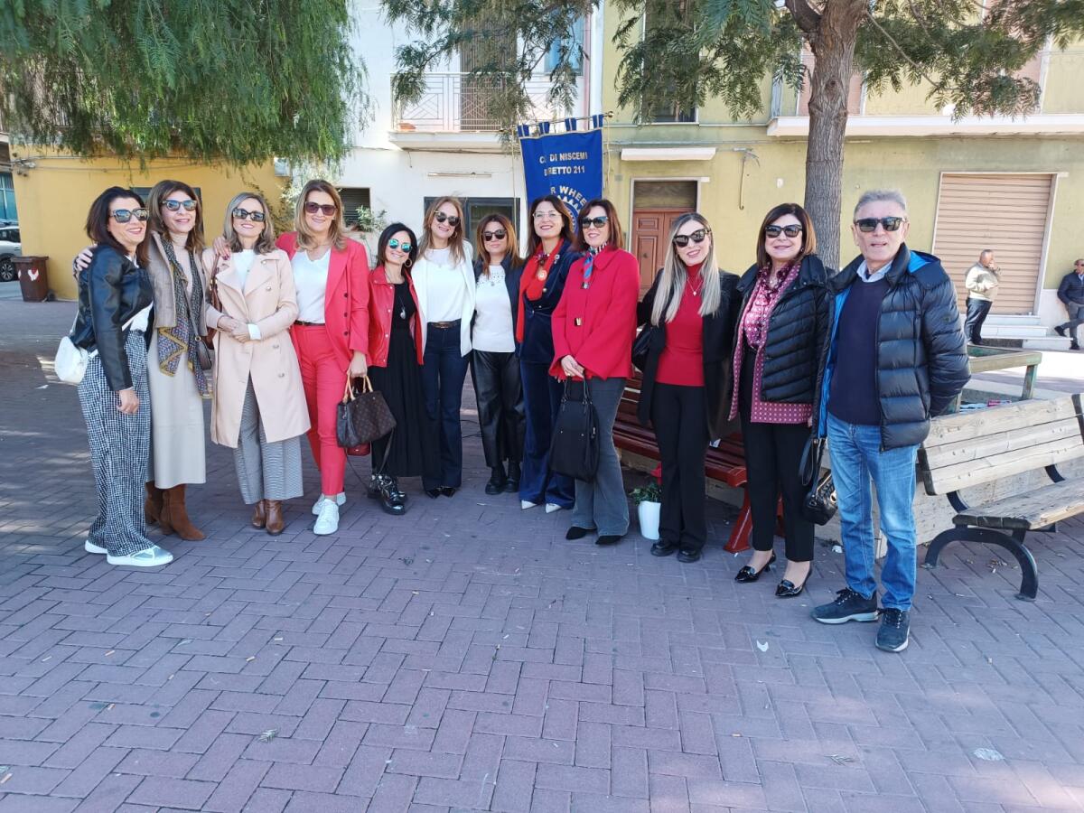 La panca rossa per dire ‘No’ alla violenza sulle donne -