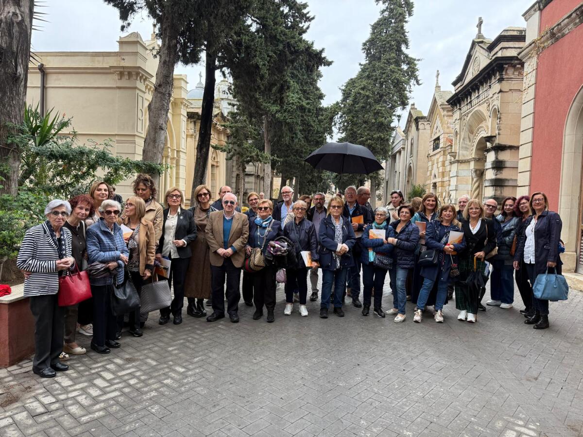 Visita alla scoperta dell’arte al cimitero monumentale con un pubblico folto e attento -
