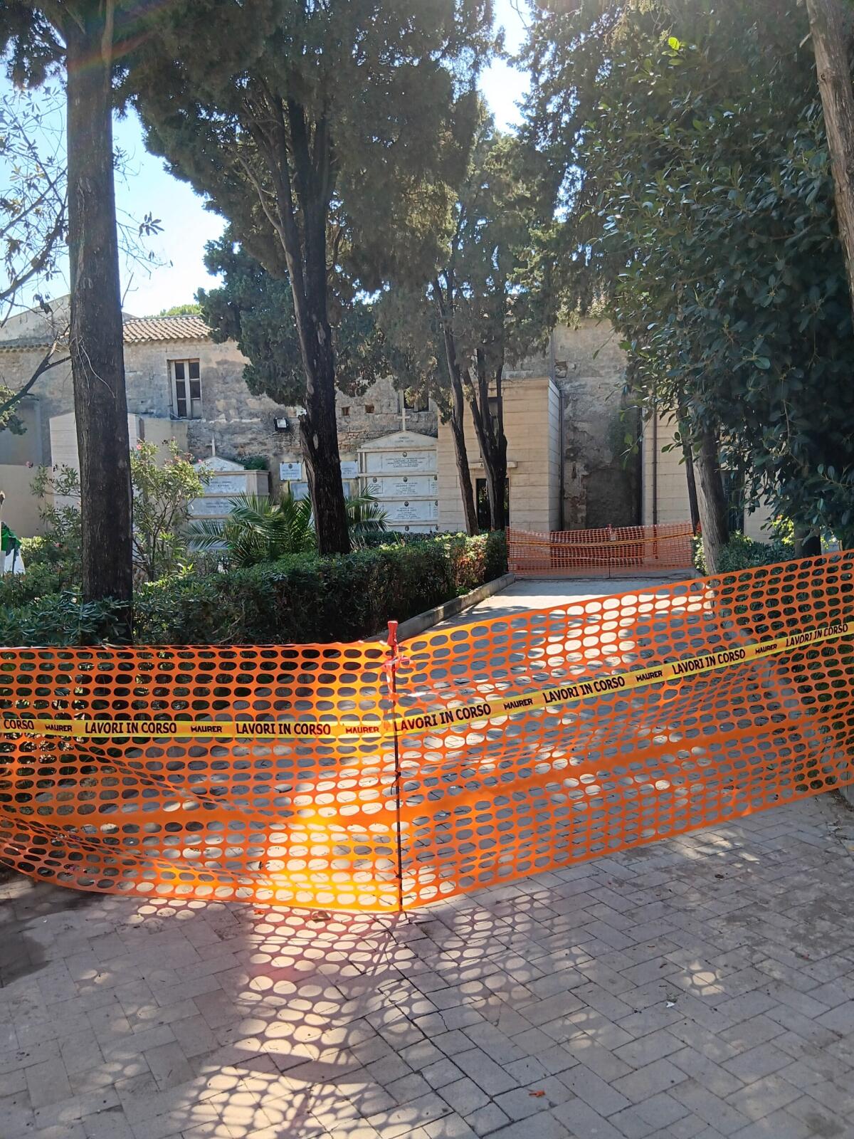 Pavimentazione sconnessa al cimitero: donna in ospedale -