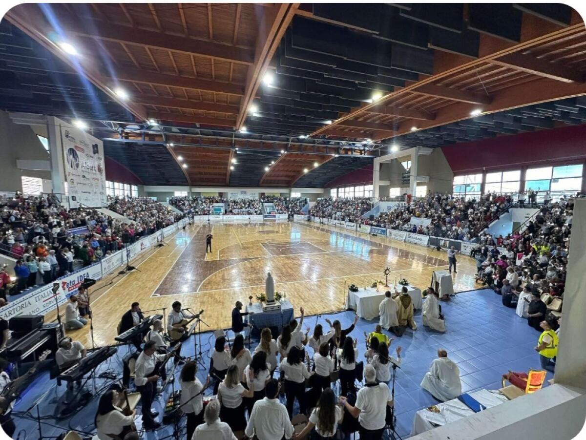 Tripudio di fedeli in preghiera al XII Congresso Interregionale della Divina Misericordia - 