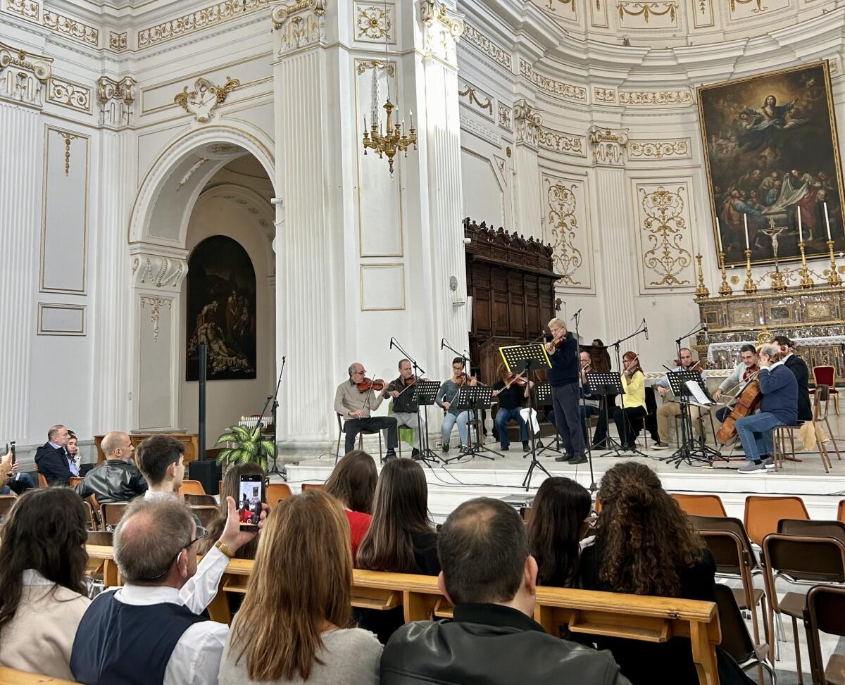 “Prove a porte aperte”: l’incontro del maestro Ughi con gli studenti di Gela  - 
