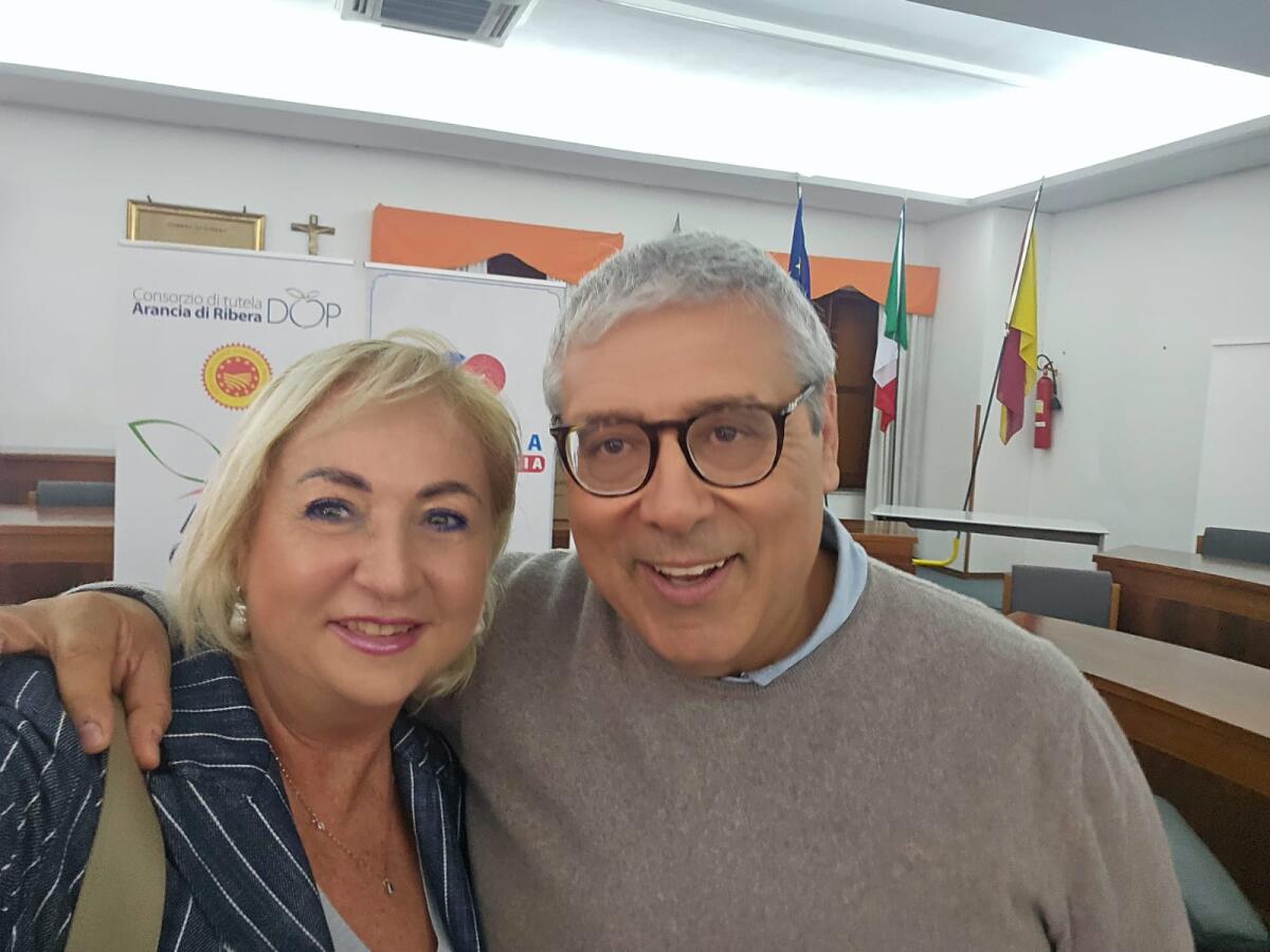 Grazia Consentino con Cuffaro alla Festa dell’amicizia -
