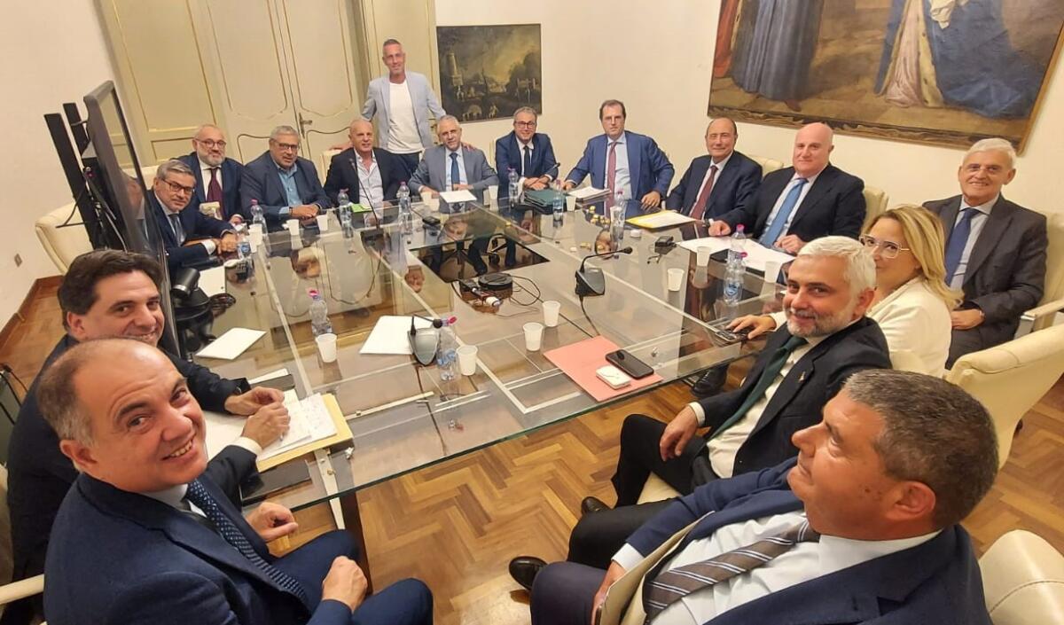 Vertice di maggioranza alla Regione:dalle ex province al reddito di povertà alle royalties petrolifere ai Comuni fino al caro voli -