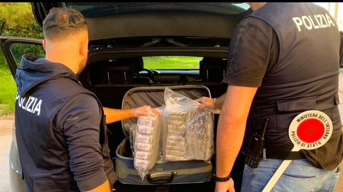 Bloccato corriere della droga, in auto la Polizia trova 20 chili di hashish -