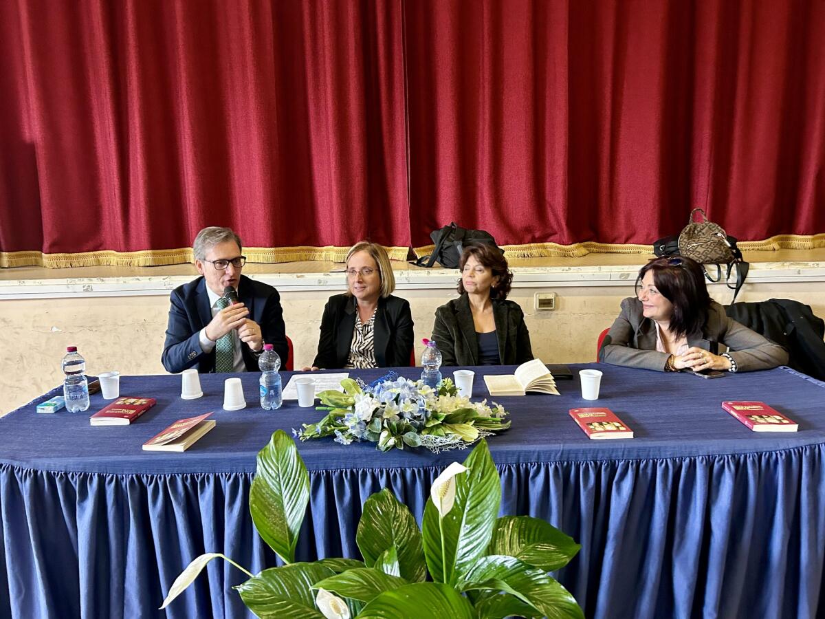 La filosofia per ricostruire la polis: Donatella Di Cesare incontra i giovani dell’istituto “Eschilo” - 
