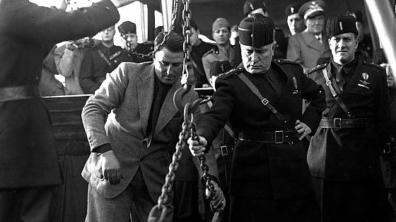 Mussolini pone la prima pietra di Cinecittà