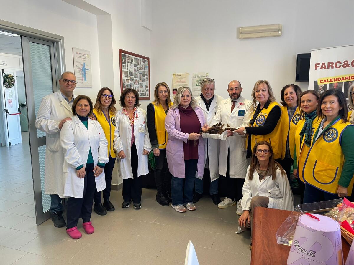 Consegna delle trecce al reparto di oncologia da parte del Lions Club Butera e Terre Federiciane - 