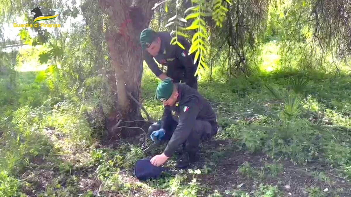 In auto con pistola e cartucce, giovane arrestato dalla finanza - 