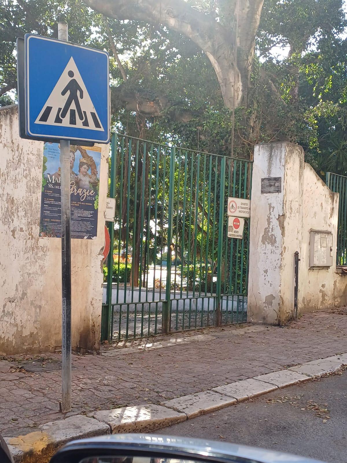 Tutto chiuso per i vivi e i morti, anche la villa comunale - 
