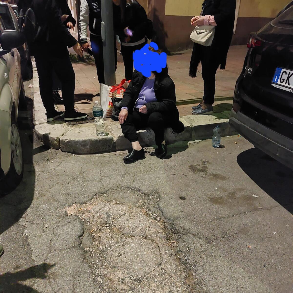 Anziana finisce in ospedale per la strada dissestata. Il commento accorato - 