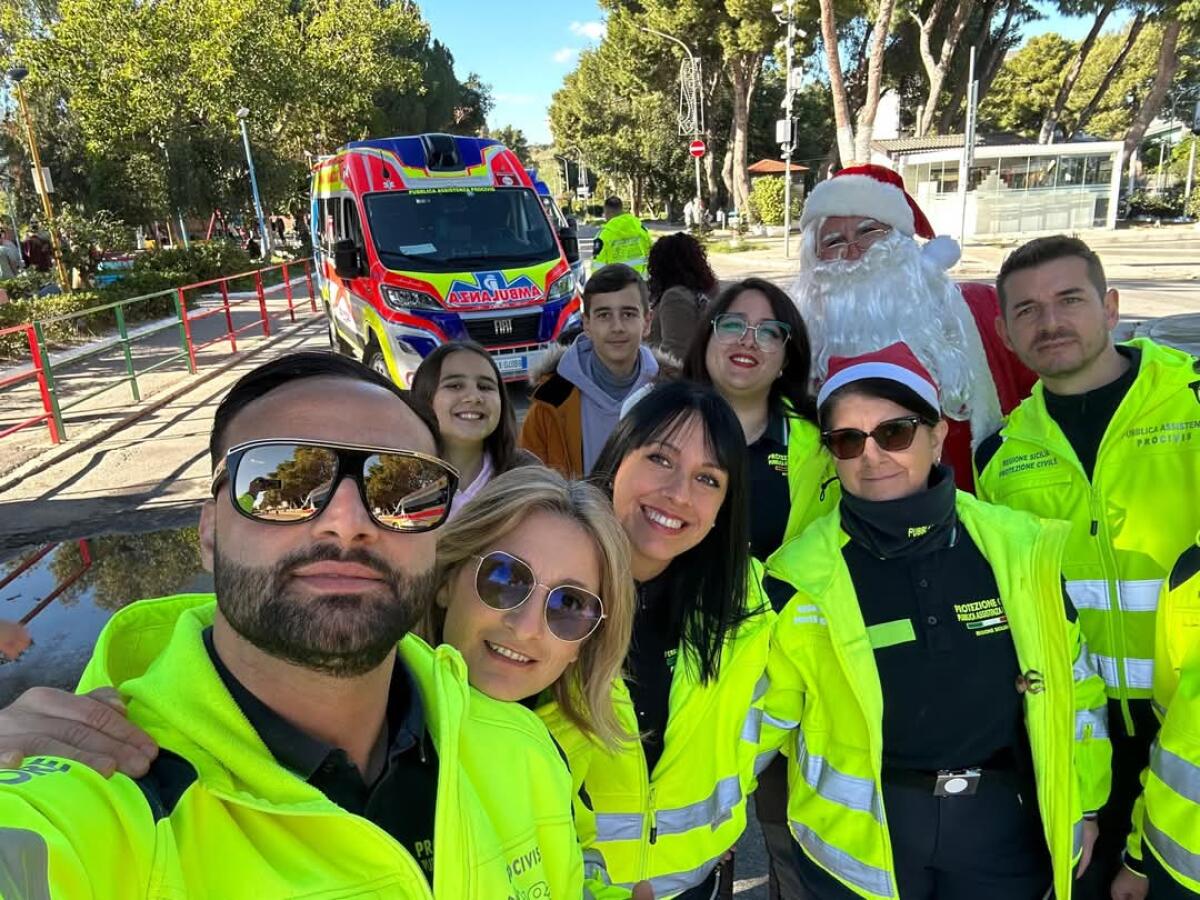Babbo Natale fa gli auguri alla città a bordo dell&#8217;ambulanza ProCivis - 