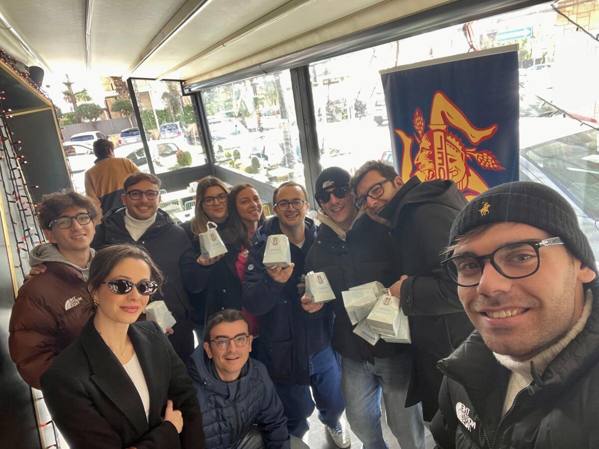 Il Leo club del golfo ha promosso in città la tradizionale vendita dei pandorini di Natale - 