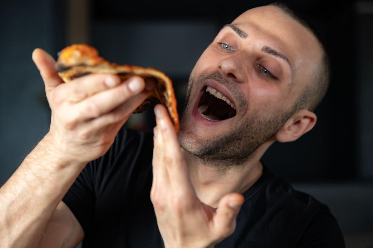 Daniele Cacciuolo celebra l’Etna e il Vesuvio con la sua pizza contemporanea “Gambero fiorato” - 
