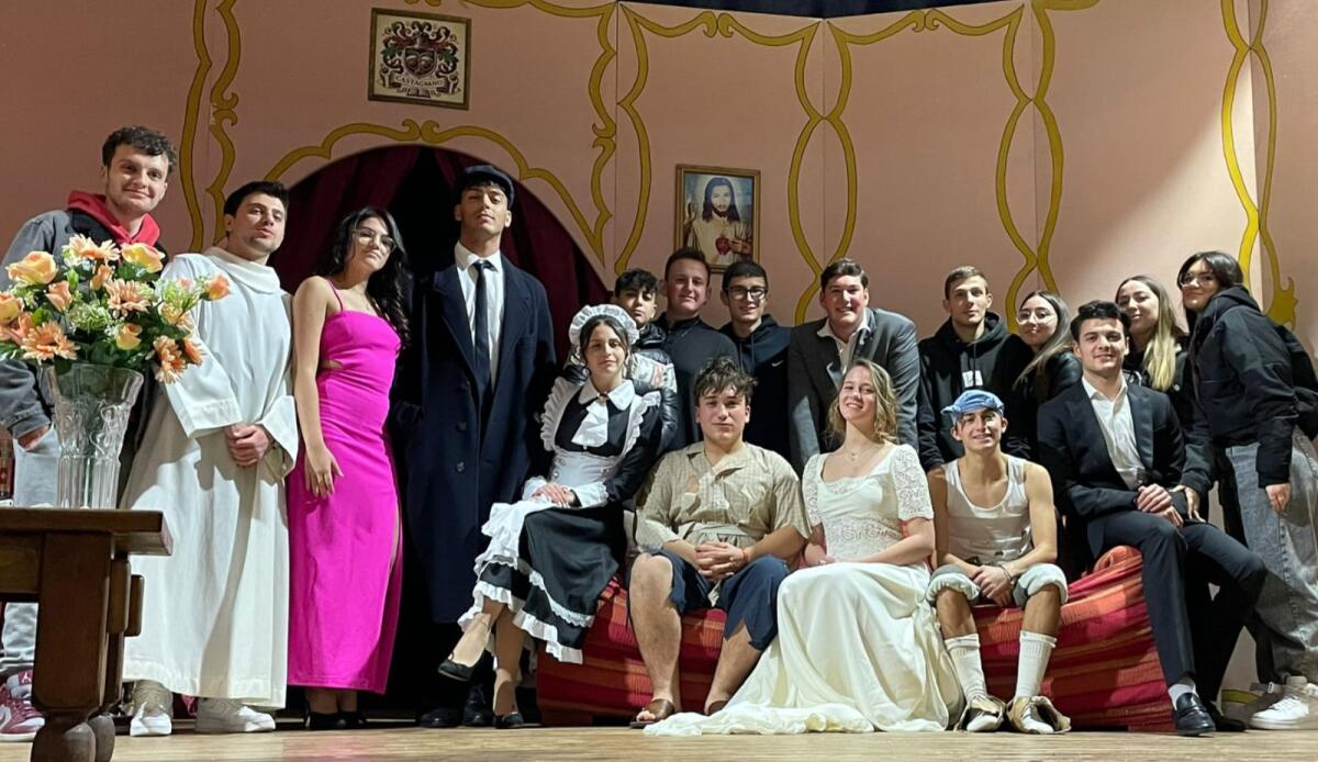 Grande successo a Riesi per la commedia &#8220;Letto a tre piazze&#8221; - 