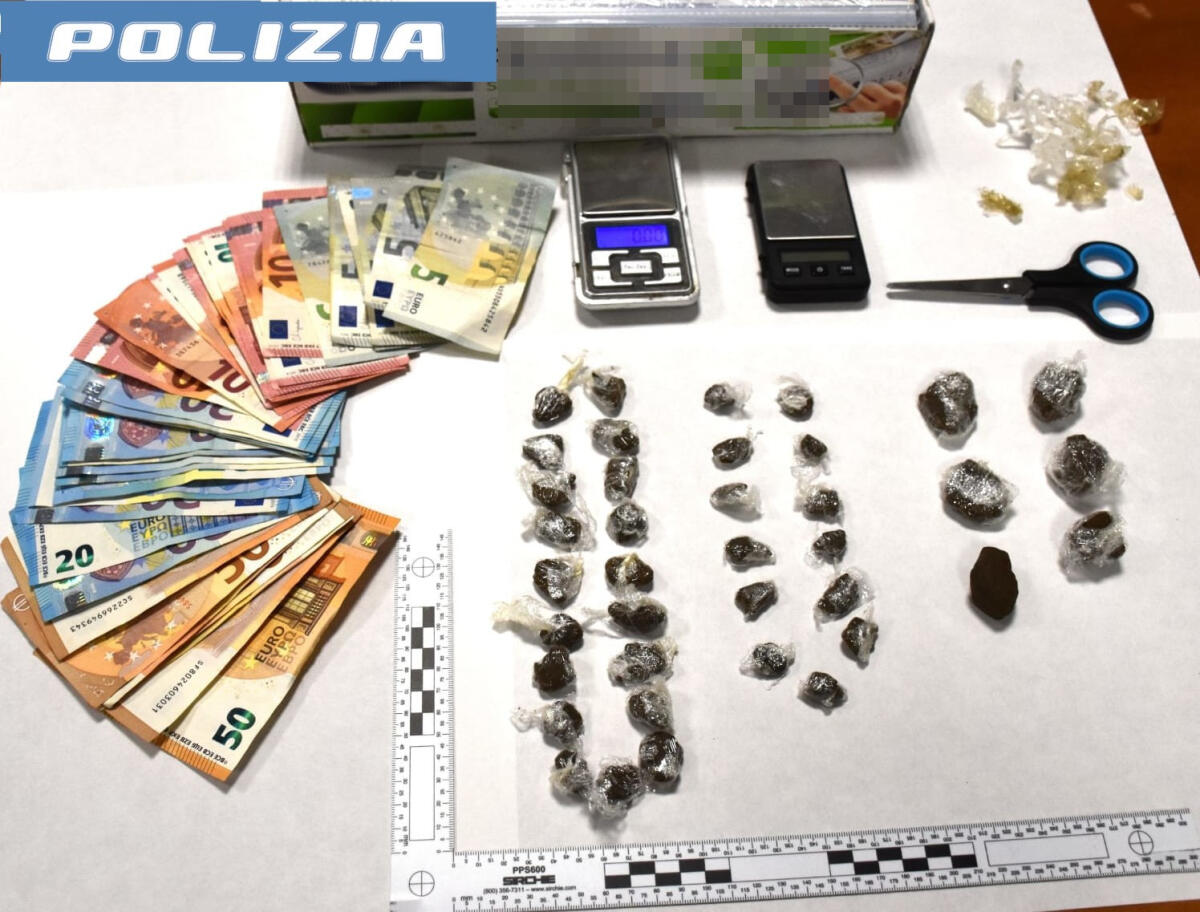 Droga: giovane pusher arrestato a Caltagirone -