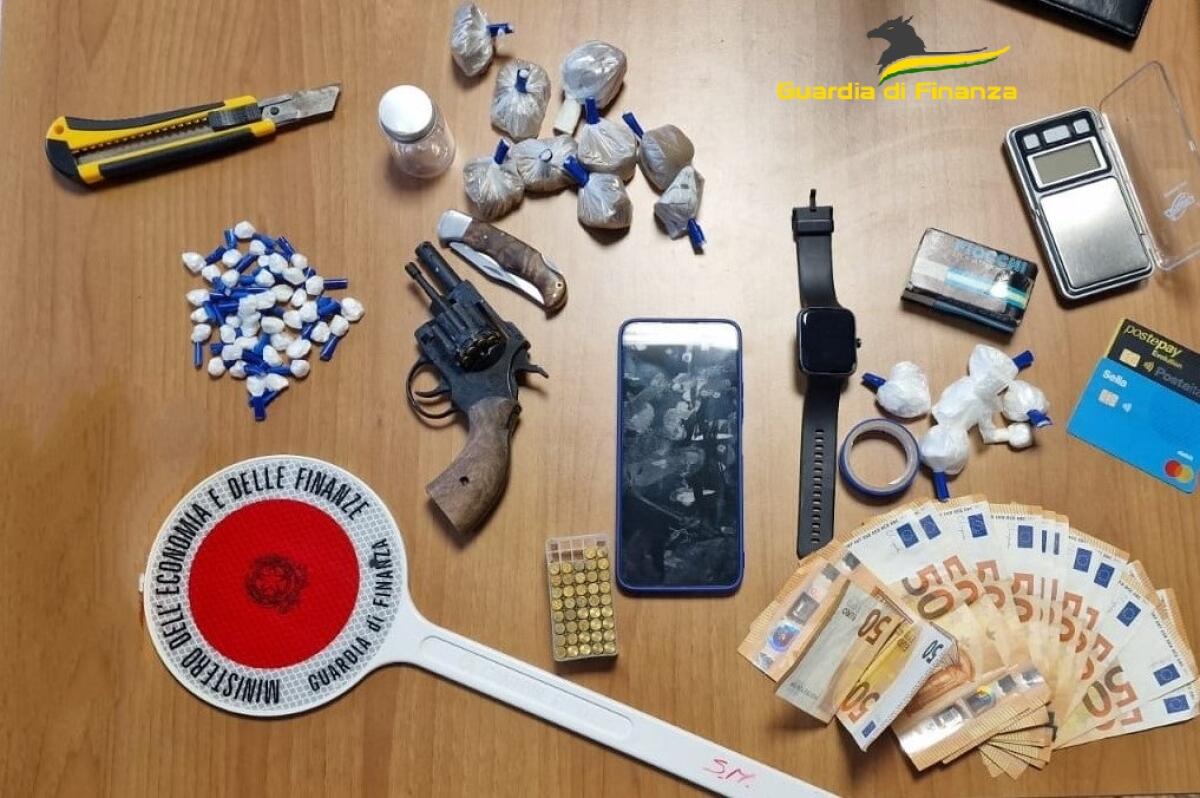 Arresto per possesso di droga e armi -