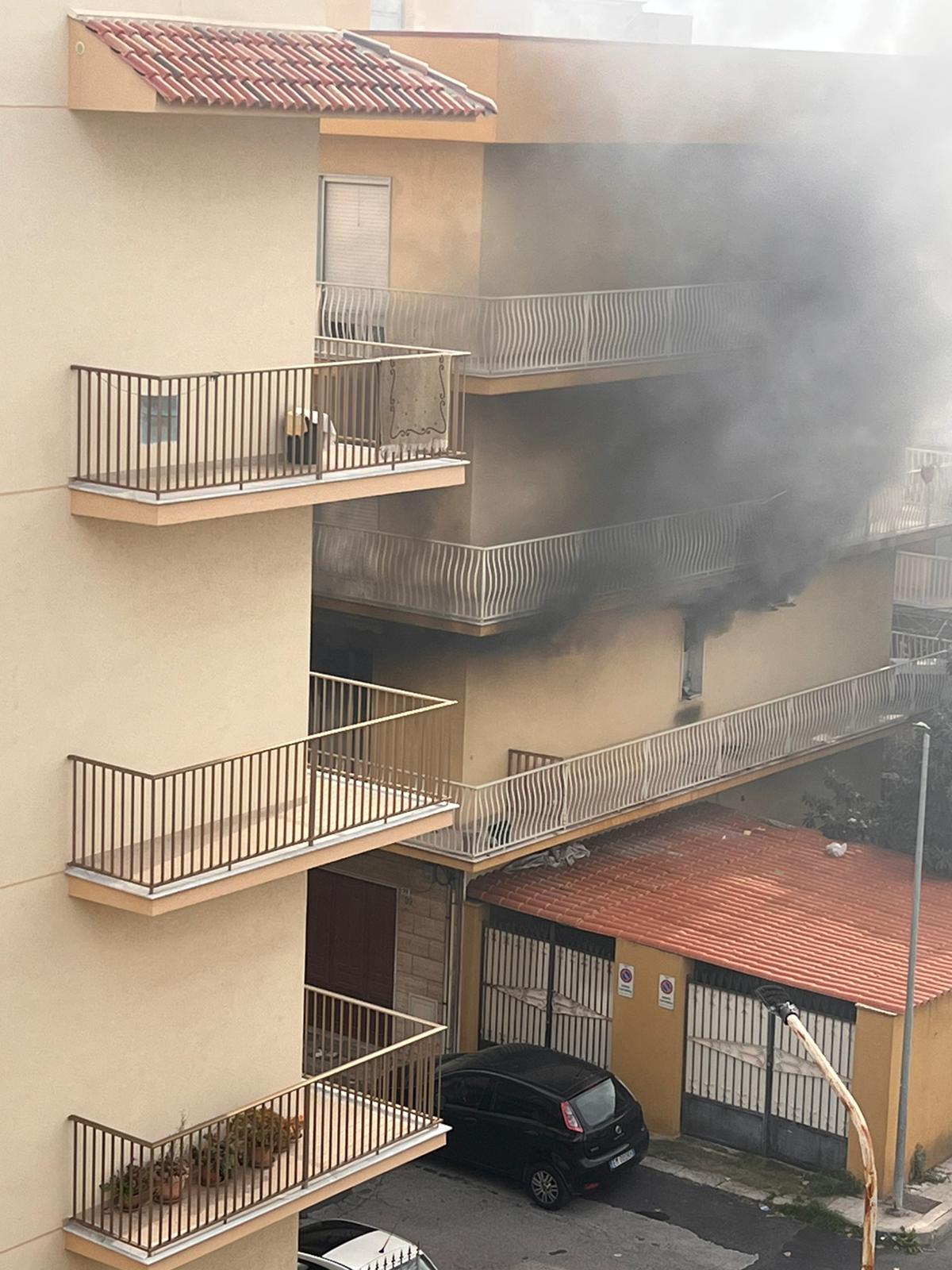 Fiamme in un appartamento di via Sturzo -