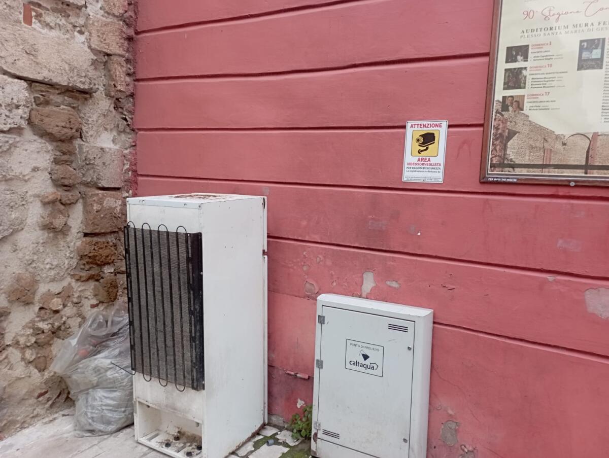 Un vecchio frigo all’ingresso della scuola -